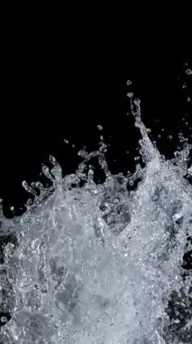 Süper Yavaş Hareketli Gerçek Su Sıçratma Çekimi, 300 fitte Black 'e izole edildi. Yüksek Hız Sinema Kamerası, 4K.