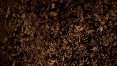 Kameraya doğru 1000fps hızla patlayan toprağın Süper Yavaş Çekimi. Yüksek hızlı sinema kamerasıyla çekildi, 4K.
