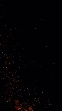 Gerçek Ateşin Süper Yavaş Çekimi Kara Arkaplan 'da izole edilmiş kıvılcımlar. Yüksek Hız Sinema Kamerası, 4K.