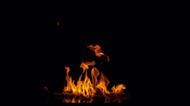 Ateş Ateşi 'nin Süper Yavaş Çekimi, Kara Arkaplan' da izole edildi. 4K 'de yüksek hızlı sinema kamerasıyla çekilmiş..