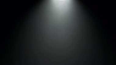 Yavaş Çekim Gerçek Işıklı Işın Örtüsü ve Kara Arkaplan Üzerinde Sisli.