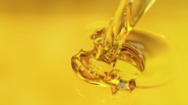 Altın Yağ Sıvısı 'nın 1600 metrede Süper Yavaş Çekimi. Yüksek Hız Sinema Kamerası, 4K.