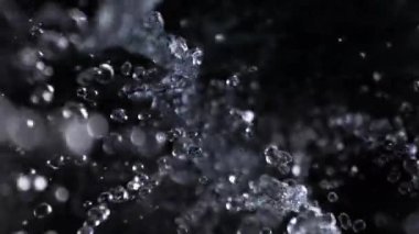 Kara Arkaplanda Düşen Su Damlalarının Süper Yavaş Çekimi. Yüksek Hız Sinema Kamerası, 4K.
