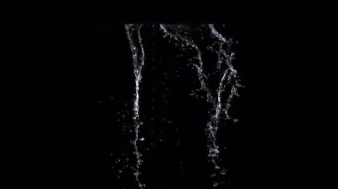 Su damlatan Süper Yavaş Çekim Siyah Arkaplan 'da izole edildi. Yüksek Hız Sinema Kamerası, 4K.