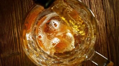 Kamera Hareketi ile bardağın içine bira doldurma hareketi 180 metrede Sıvıya dönüşüyor. Yüksek Hız Sinema Kamerası, 4k.