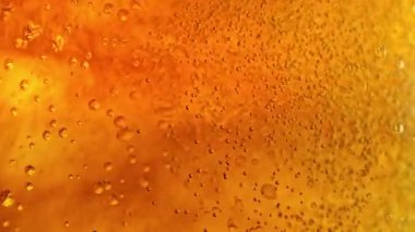 Köpüren Bira Arkaplanının Süper Yavaş Hareketi, 1000fps. Kamera Hareketi ile birlikte 1000fps.