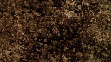 Kameraya doğru 1000fps hızla patlayan toprağın Süper Yavaş Çekimi. Yüksek hızlı sinema kamerasıyla çekildi, 4K.