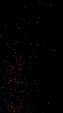 Gerçek Ateşin Süper Yavaş Çekimi Kara Arkaplan 'da izole edilmiş kıvılcımlar. Yüksek Hız Sinema Kamerası, 4K.