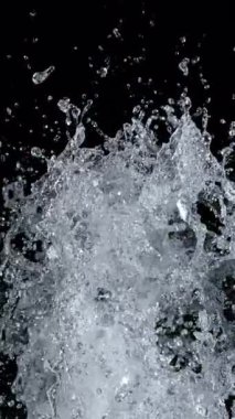 Süper Yavaş Hareketli Gerçek Su Sıçratma Çekimi, 300 fitte Black 'e izole edildi. Yüksek Hız Sinema Kamerası, 4K.