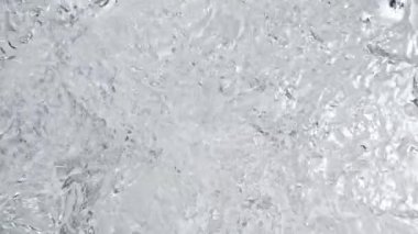 Süper Yavaş Çekim Saf Suyun Çekimi Ardından Kamera Yüzeye Yüzeye Yüzeyden Sıçrıyor... Yüksek Hız Sinema Kamerası, 4K.