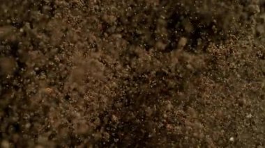 Kameraya doğru 1000fps hızla patlayan toprağın Süper Yavaş Çekimi. Yüksek hızlı sinema kamerasıyla çekildi, 4K.