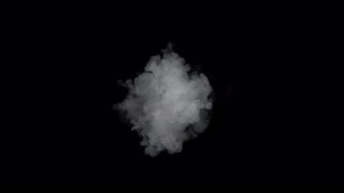 Kameraya doğru yayılan Süper Yavaş Duman Çekimi 1000fps 'de siyahta izole edildi. Yüksek Hız Sinema Kamerası, 4K.