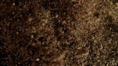 Kameraya doğru 1000fps hızla patlayan toprağın Süper Yavaş Çekimi. Yüksek hızlı sinema kamerasıyla çekildi, 4K.