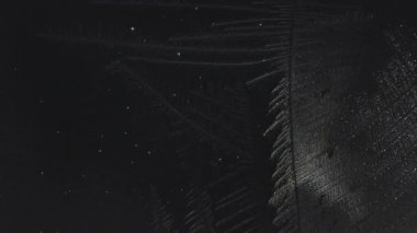 Gerçek Zamanlı Buz Dokusunun Görüntüsü Cam Üzerinde, Siyah Arkaplanda. Sinema Kamerası, 4K.