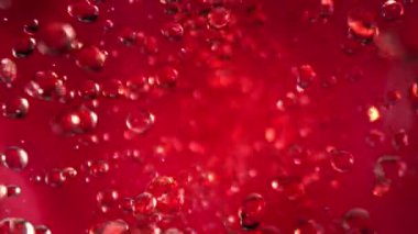 Uçan Kırmızı Limonata Sıvı Düşürmenin Süper Yavaş Çekimi. Kamera 'ya doğru 180 metrede. Yüksek Hız Sinema Kamerası, 4K.