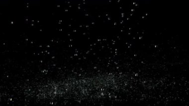 Yüzeyde Düşen Gerçek Yağmur Damlalarının Süper Yavaş Çekimi, Karayel 'de izole edilmiş, 1000fps' de. Yüksek Hız Sinema Kamerası, 4K.