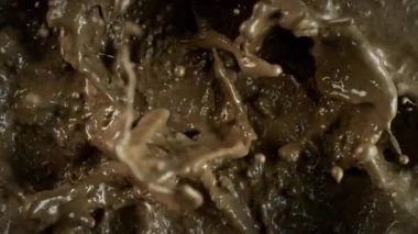 Su Sıçratan Çamur Arkaplanının Süper Yavaş Çekimi, 1000fps. Yüksek Hız Sinema Kamerası, 4k.