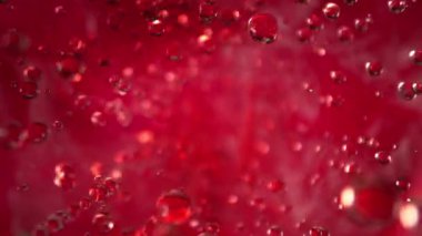 Uçan Kırmızı Limonata Sıvı Düşürmenin Süper Yavaş Çekimi. Kamera 'ya doğru 180 metrede. Yüksek Hız Sinema Kamerası, 4K.