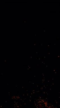 Gerçek Ateşin Süper Yavaş Çekimi Kara Arkaplan 'da izole edilmiş kıvılcımlar. Yüksek Hız Sinema Kamerası, 4K.