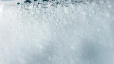 Suda Akan Köpüklerin Süper Yavaş Çekimi 1000 fps 'de. Yüksek Hız Sinema Kamerası, 4k.