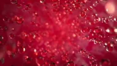 Uçan Kırmızı Limonata Sıvı Düşürmenin Süper Yavaş Çekimi. Kamera 'ya doğru 180 metrede. Yüksek Hız Sinema Kamerası, 4K.