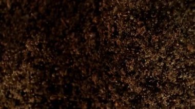 Kameraya doğru 1000fps hızla patlayan toprağın Süper Yavaş Çekimi. Yüksek hızlı sinema kamerasıyla çekildi, 4K.