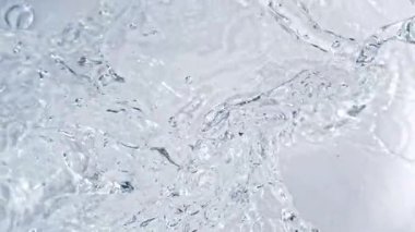 Süper Yavaş Çekim Saf Suyun Çekimi Ardından Kamera Yüzeye Yüzeye Yüzeyden Sıçrıyor... Yüksek Hız Sinema Kamerası, 4K.