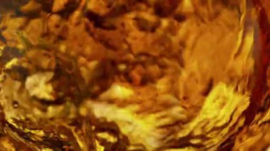 Sallanan Altın Alkol Sıvı Arkaplanının Süper Yavaş Çekimi. Yüksek Hız Sinema Kamerası, 4K.