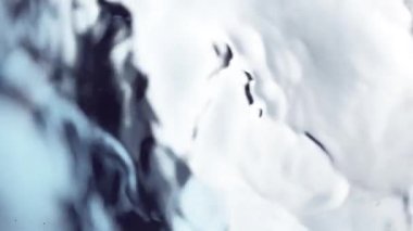 Sallanan Su Arkaplanı 'nın 1000 fp' lik Süper Yavaş Çekimi. Yüksek Hız Sinema Kamerası, 4K.