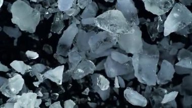Süper Yavaş Çekim Gerçek Buz Patlaması Siyah Arkaplan 'daki Kameraya doğru 1000 fps' de. Yüksek Hız Sinema Kamerası, 4K.