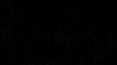 Siyah Arkaplanda 600fps 'de Altın Parıltı Süper Yavaş Film Çekimi. Yüksek Hız Sinema Kamerası, 4K.