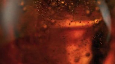 Sallanan Kola Limonata Arkaplanının Süper Yavaş Hareket Detaylı Çekimi. Yüksek Hız Sinema Kamerası, 4K.