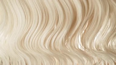 Dalgalanan Hafif Sarı Saçlı 1.000 fp 'lik Süper Yavaş Çekim. 4K 'da Yüksek Hız Sinema Kamerası ile çekildi..
