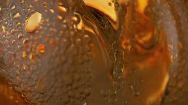 Süper Yavaş Hareketli Dalgalanan Taze Biranın 1000fps 'te Çekimi. Yüksek Hız Sinema Kamerası, 4K.