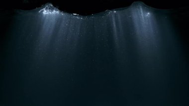 Sualtı Güneşi 'nin Süper Yavaş Hareketi Karanlık Su' da 300 metrede parıldıyor. Yüksek Hız Sinema Kamerası, 4K.