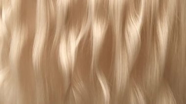 Dalgalanan Hafif Sarı Saçlı 1.000 fp 'lik Süper Yavaş Çekim. 4K 'da Yüksek Hız Sinema Kamerası ile çekildi..