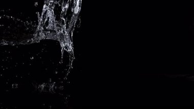 Süper Yavaş Su Sıçratma Suyu Kara Arkaplan 'da izole edildi. Yüksek Hız Sinema Kamerası, 4K.