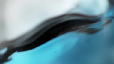 Sallanan Su Arkaplanı 'nın 1000 fp' lik Süper Yavaş Çekimi. Yüksek Hız Sinema Kamerası, 4K.