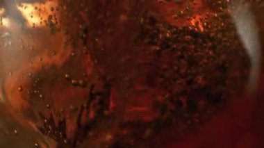 Sallanan Kola Limonata Arkaplanının Süper Yavaş Hareket Detaylı Çekimi. Yüksek Hız Sinema Kamerası, 4K.