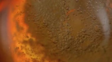 Süper Yavaş Hareketli Dalgalanan Taze Biranın 1000fps 'te Çekimi. Yüksek Hız Sinema Kamerası, 4K.