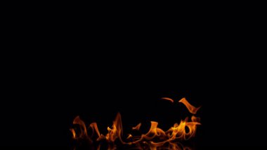 Ateş Ateşi 'nin Süper Yavaş Çekimi, Kara Arkaplan' da izole edildi. 4K 'de yüksek hızlı sinema kamerasıyla çekilmiş..