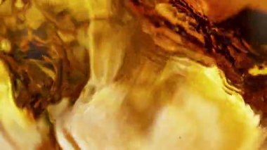 Sallanan Viski Arkaplanının Süper Yavaş Çekimi, 1000fps. Yüksek Hız Sinema Kamerası, 4K.