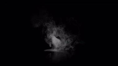 Smoke Cloud 'un Süper Yavaş Çekimi Kara Arkaplan' da yavaşça yüzüyor. Yüksek Hız Sinema Kamerası, 4K.