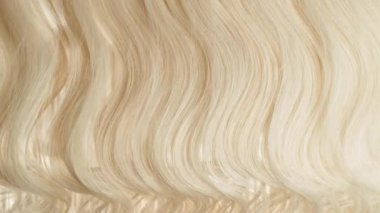 Dalgalanan Hafif Sarı Saçlı 1.000 fp 'lik Süper Yavaş Çekim. 4K 'da Yüksek Hız Sinema Kamerası ile çekildi..