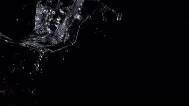 Süper Yavaş Su Sıçratma Suyu Kara Arkaplan 'da izole edildi. Yüksek Hız Sinema Kamerası, 4K.