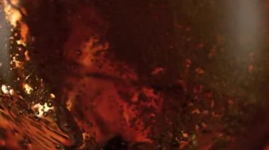 Sallanan Kola Limonata Arkaplanının Süper Yavaş Hareket Detaylı Çekimi. Yüksek Hız Sinema Kamerası, 4K.