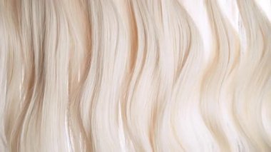 Dalgalanan Hafif Sarı Saçlı 1.000 fp 'lik Süper Yavaş Çekim. 4K 'da Yüksek Hız Sinema Kamerası ile çekildi..