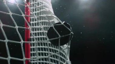 Siyah Arkaplanda Süper Yavaş Hareket Hokey Golü. 1000fps 'te Puck Hitting Net. Yüksek Hız Sinema Kamerası, 4k.