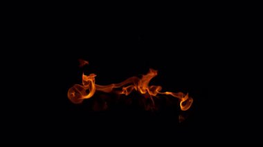 Ateş Alevlerinin Süper Yavaş Çekimi Kara Arkaplan 'da izole edildi. Yüksek Hız Sinema Kamerası, 4K.