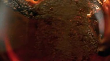 Sallanan Kola Limonata Arkaplanının Süper Yavaş Hareket Detaylı Çekimi. Yüksek Hız Sinema Kamerası, 4K.
